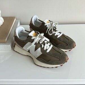 New Balance women’s 327’s in green